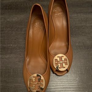 Tory Burch Tan Leather Selma Wedge Logo Peep Toe Pumps Size 11